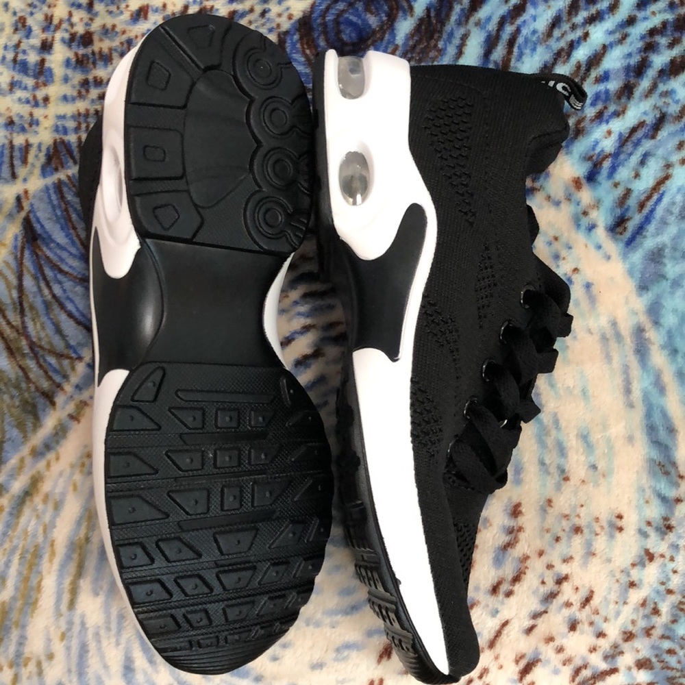WOMENS RUNNING SHOES SIZE 5.. FASHION NICE NICE NICE 🏃🏽‍♀️ - Picture 6 of 8